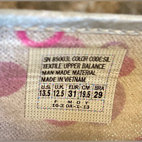 Girls SILVER IRIDESCENT BOBS size 13.5 ( youth ) with box - Picture 11 of 12